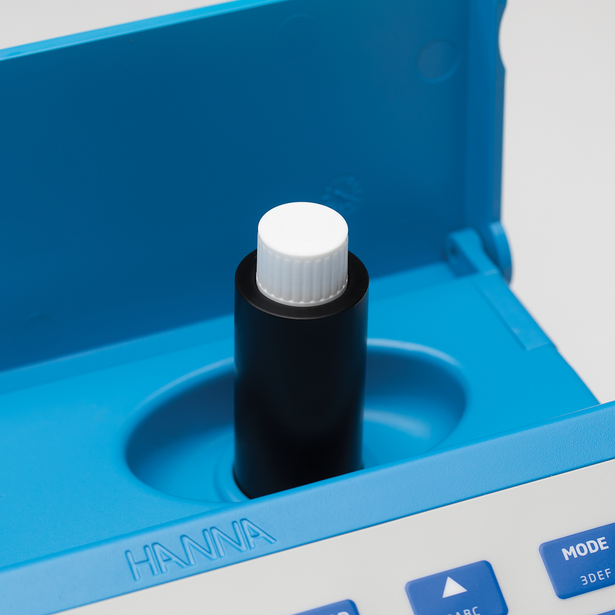 HI83300-Cuvette-Adapter-Closeup.jpg HI83300-Cuvette-Adapter-Closeup.jpg